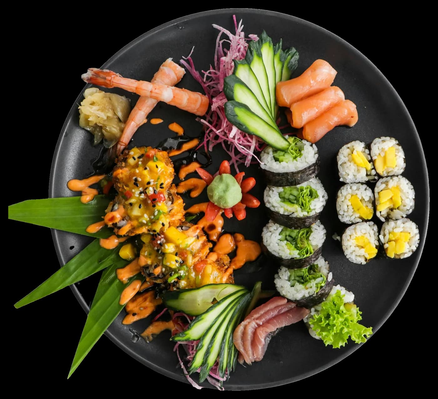 Plateau de makis, saumon, crevettes et crudités sur assiette noire
