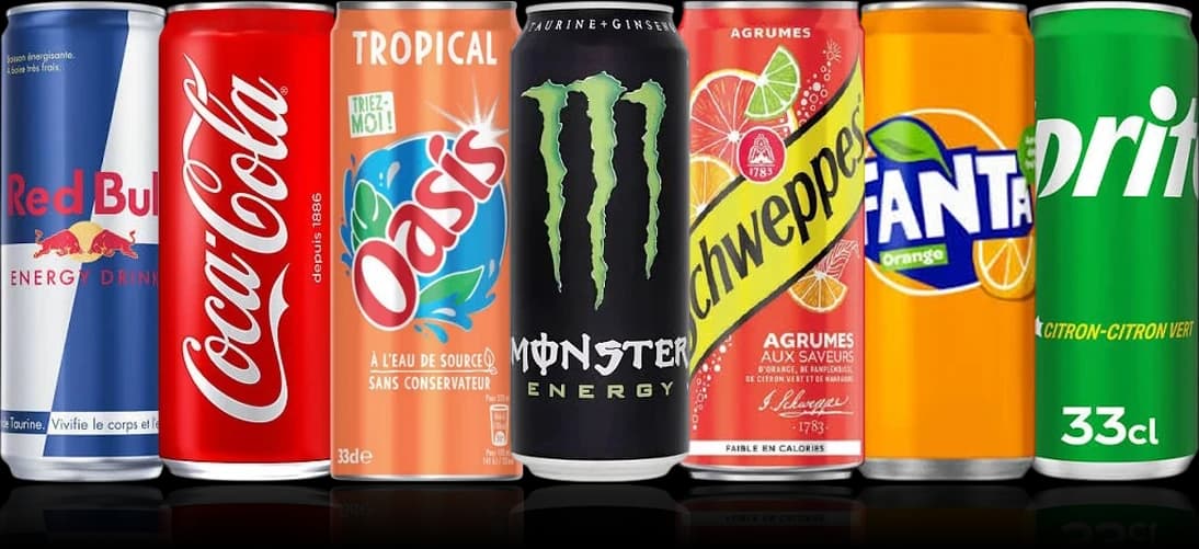 Canettes de Red Bull, Coca-Cola, Oasis, Monster, Schweppes, Fanta et Sprite