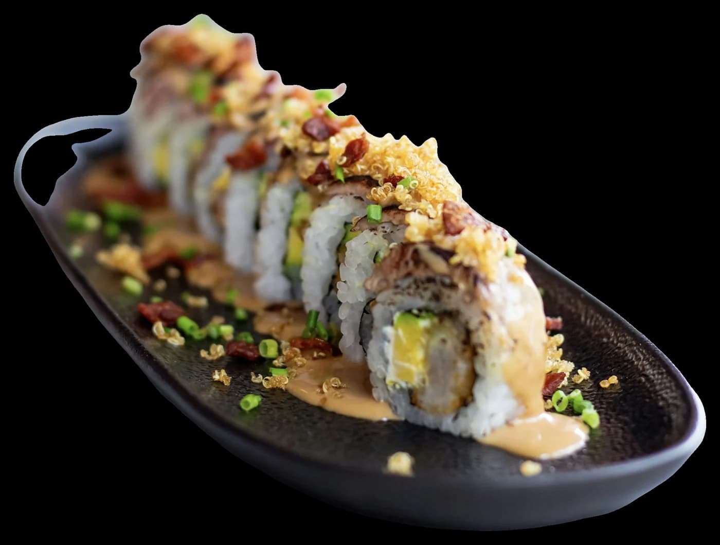 Crunch roll nappé de sauce épicée et d’oignons frits, sur assiette noire