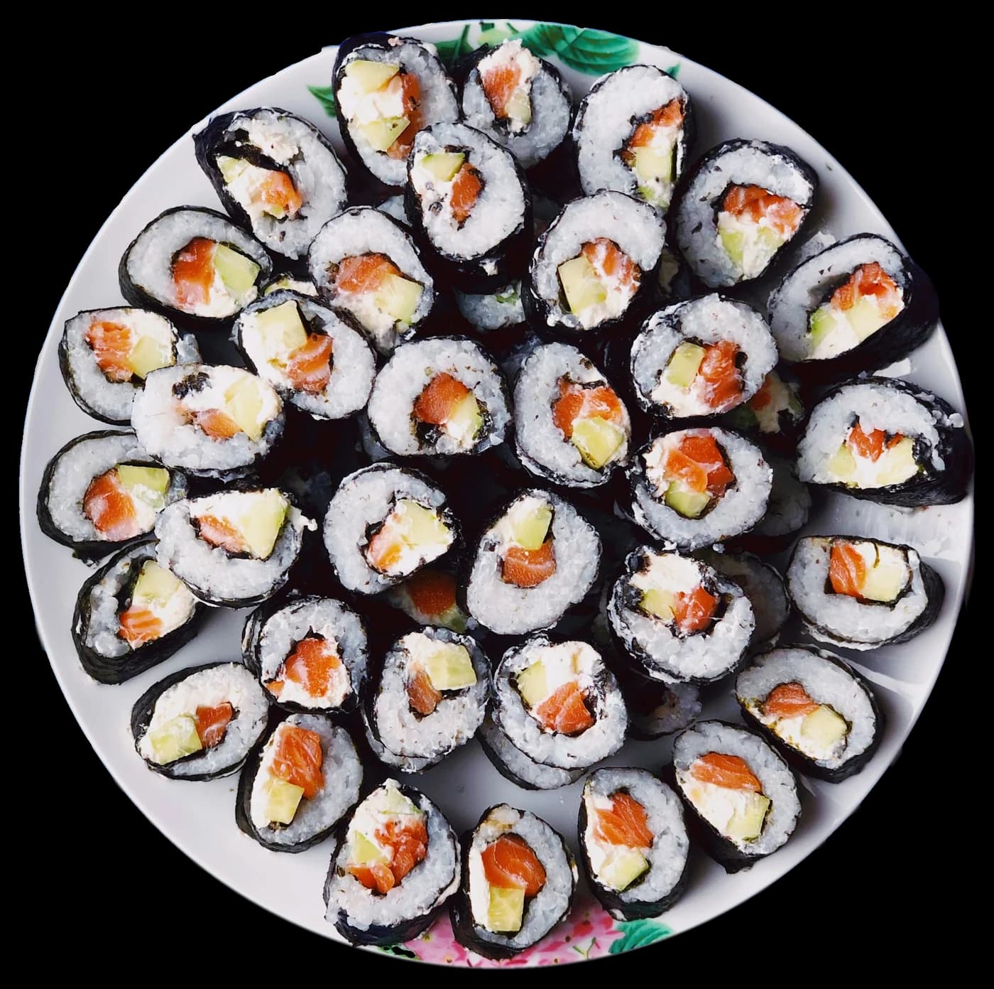 Grande assiette de makis au saumon et à l’avocat