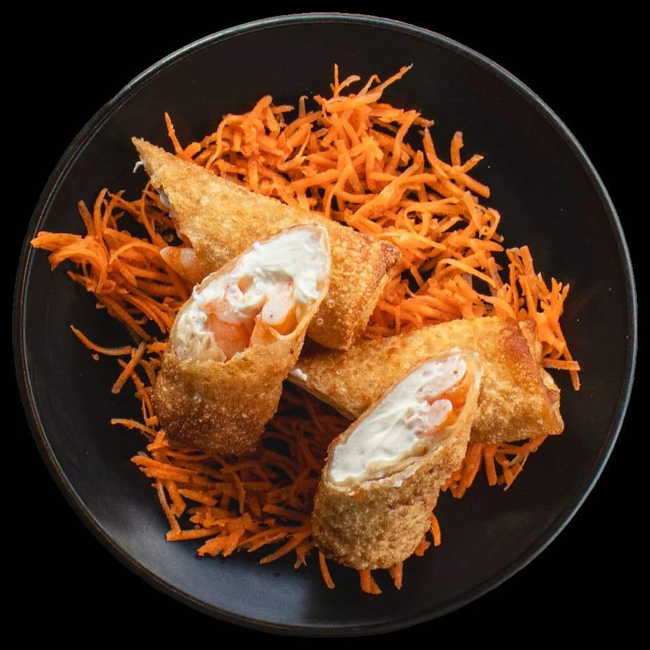 Rouleaux frits sur un lit de carottes râpées